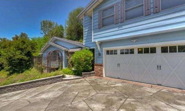 <p class="sold-listings">5466 PENFIELD<br/>WOODLAND HILLS, CA 91364<br/><strong>SOLD<br/>$799,900</strong></p>