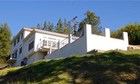 <p class="sold-listings">2168 ESTES ROAD<br/>LOS ANGELES, CA 90041<br/><strong>SOLD<br/>$1,100,000</strong></p>