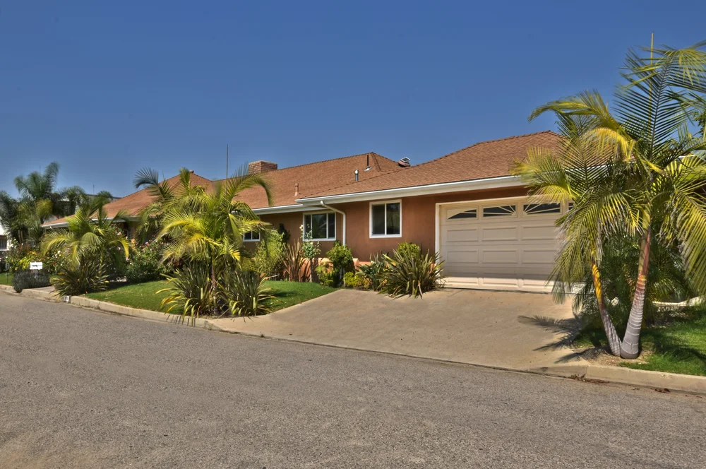 <p class="sold-listings">2078 STRADELLA ROAD<br/>LOS ANGELES, CA 90077<br/><strong>LEASED<br/> $13,000/MONTH </strong></p>