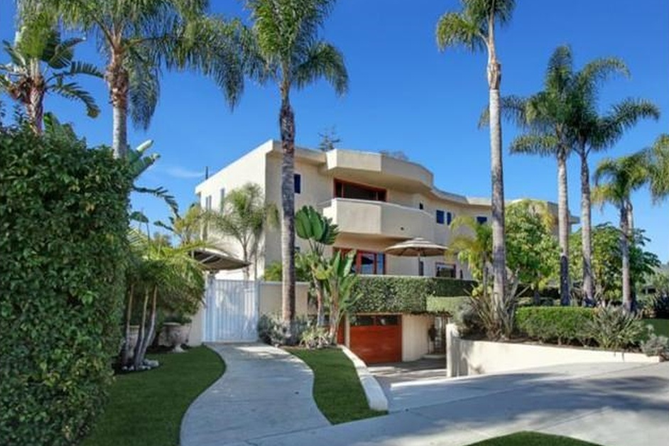 <p class="sold-listings">2301 IRVINE AVENUE<br/>NEWPORT BEACH, CA 92660<br/><strong>LEASED<br/> $10,950/MONTH</strong></p>