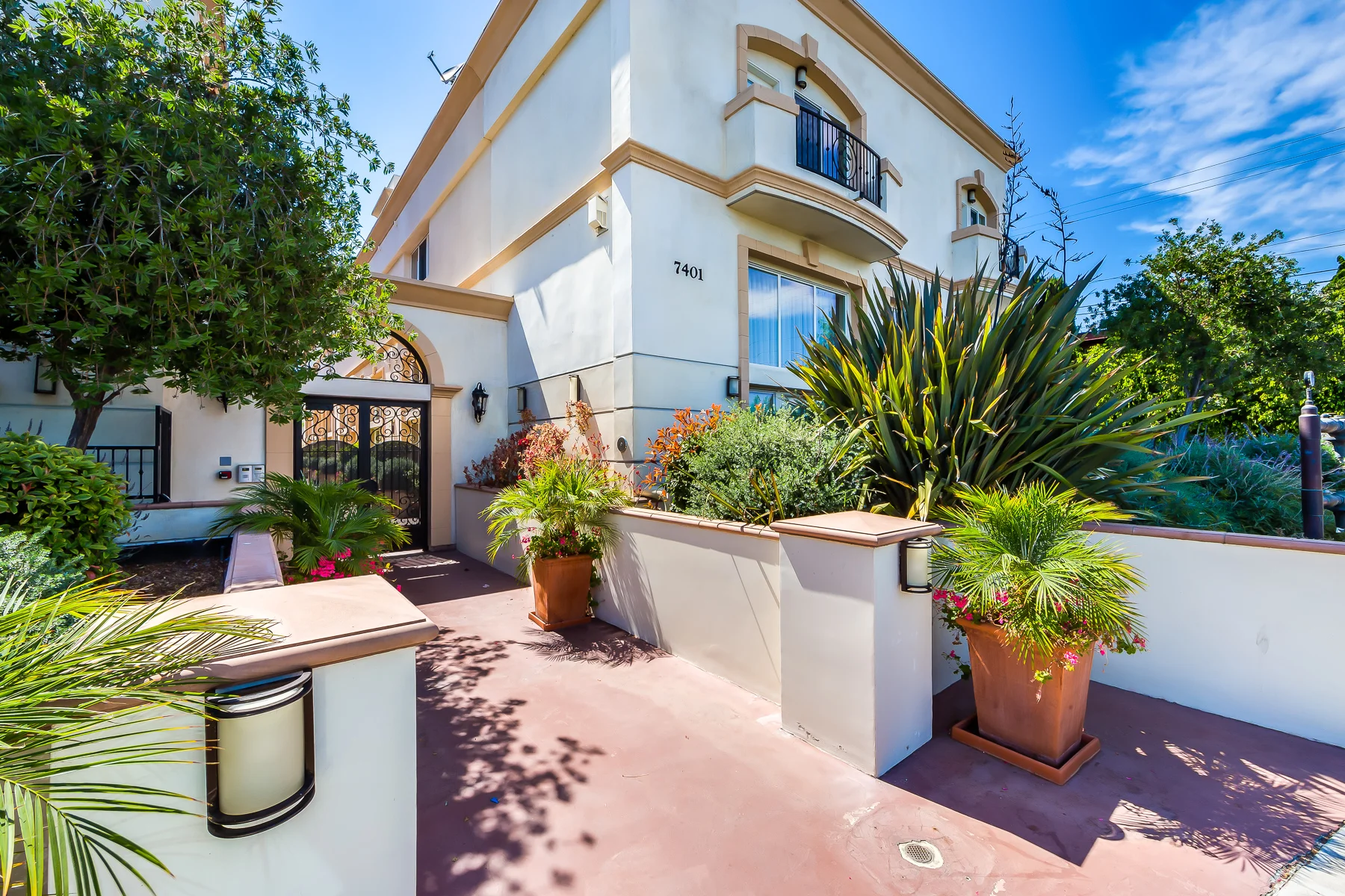 <p class="sold-listings">7401 S SEPULVEDA#114<br/>LOS ANGELES, CA 90045<br/><strong>SOLD<br/> $1,079,000</strong></p>