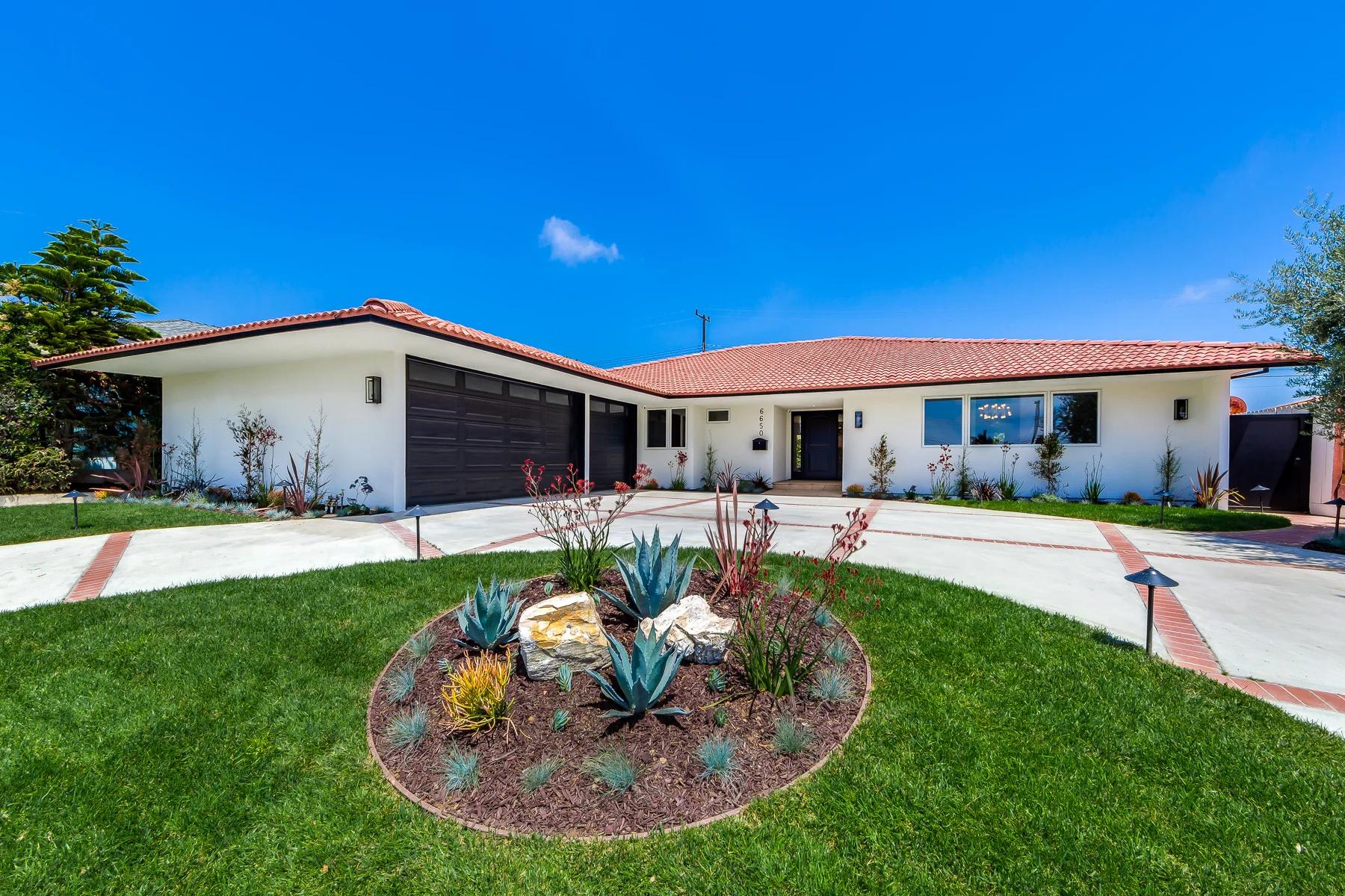 <p class="sold-listings">6650 SHERBOURNE DR<br/>LOS ANGELES, CA 90056<br/><strong>SOLD<br/> $1,600,000</strong></p>
