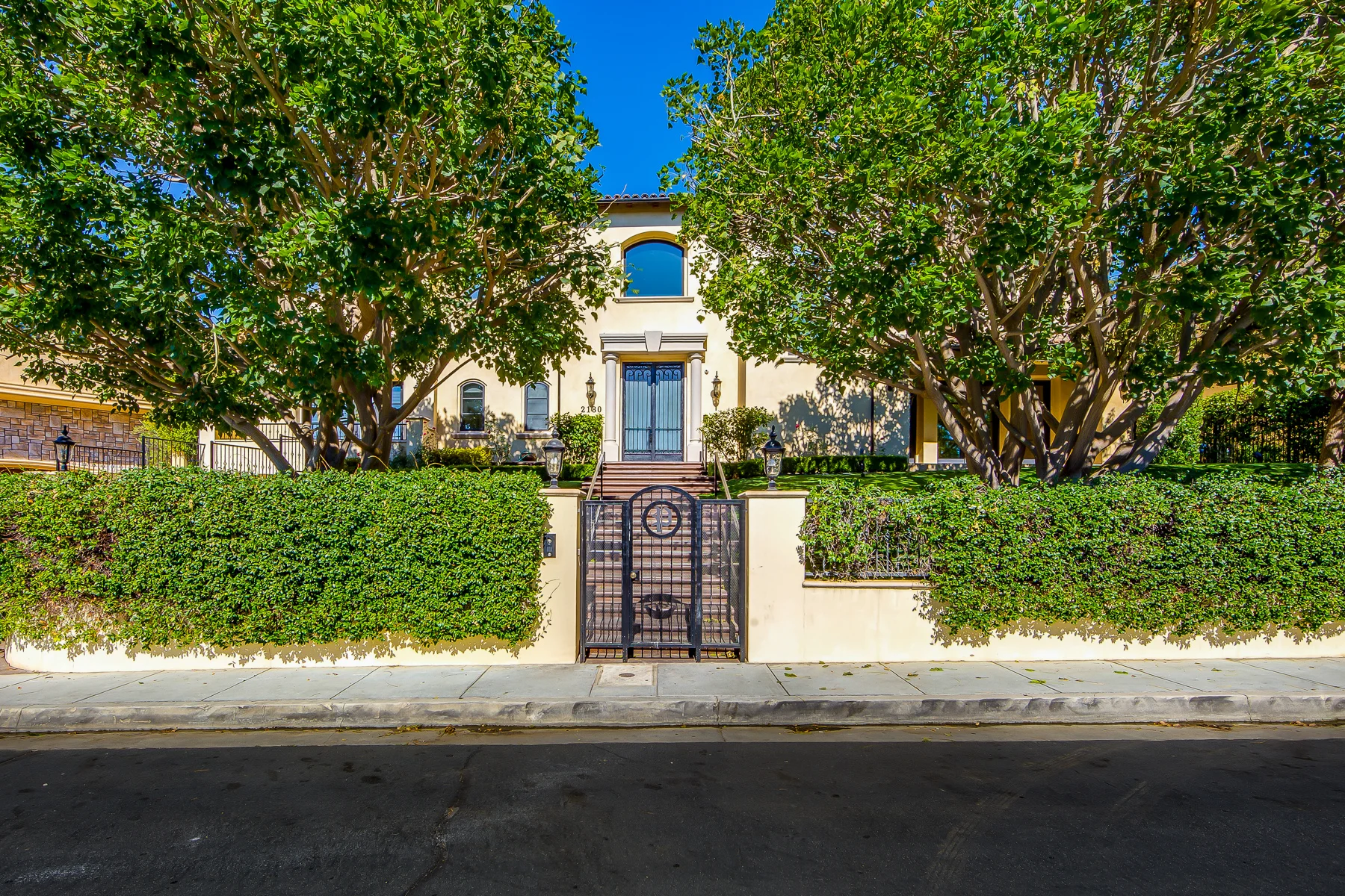 <p class="sold-listings">2180 STRATFORD CIRCLE<br/>LOS ANGELES, CA 90077<br/><strong>SOLD<br/> $8,700,000</strong></p>