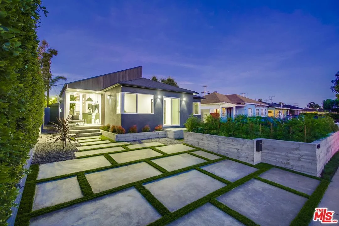 <p class="sold-listings">4144-4146 BEETHOVEN ST<br/>LOS ANGELES, CA 90066<br/><strong>SOLD<br/> $1,865,000</strong></p>