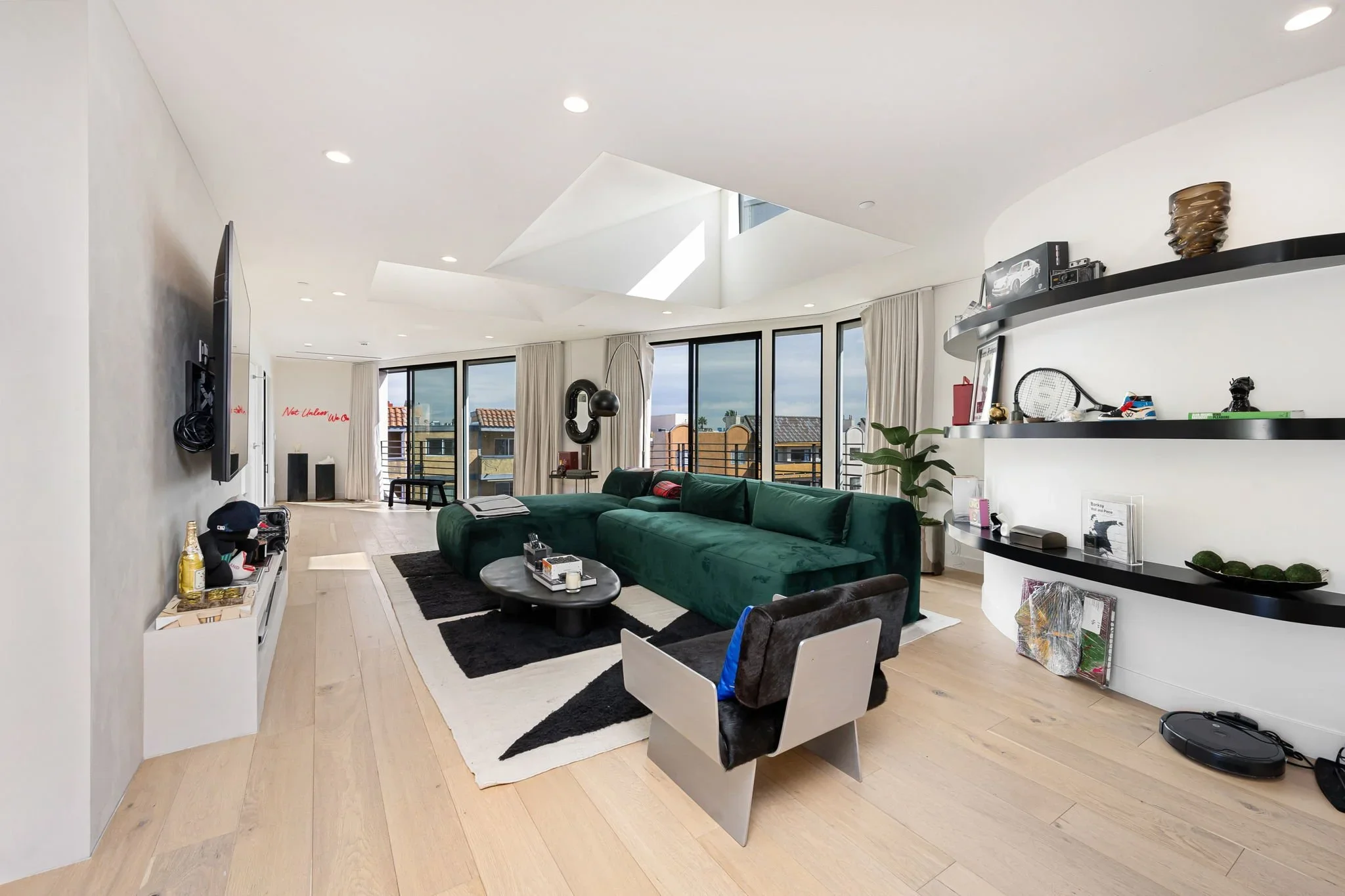  1533 N VISTA #401  LOS ANGELES, CA, 90046   SOLD    $1,499,995  