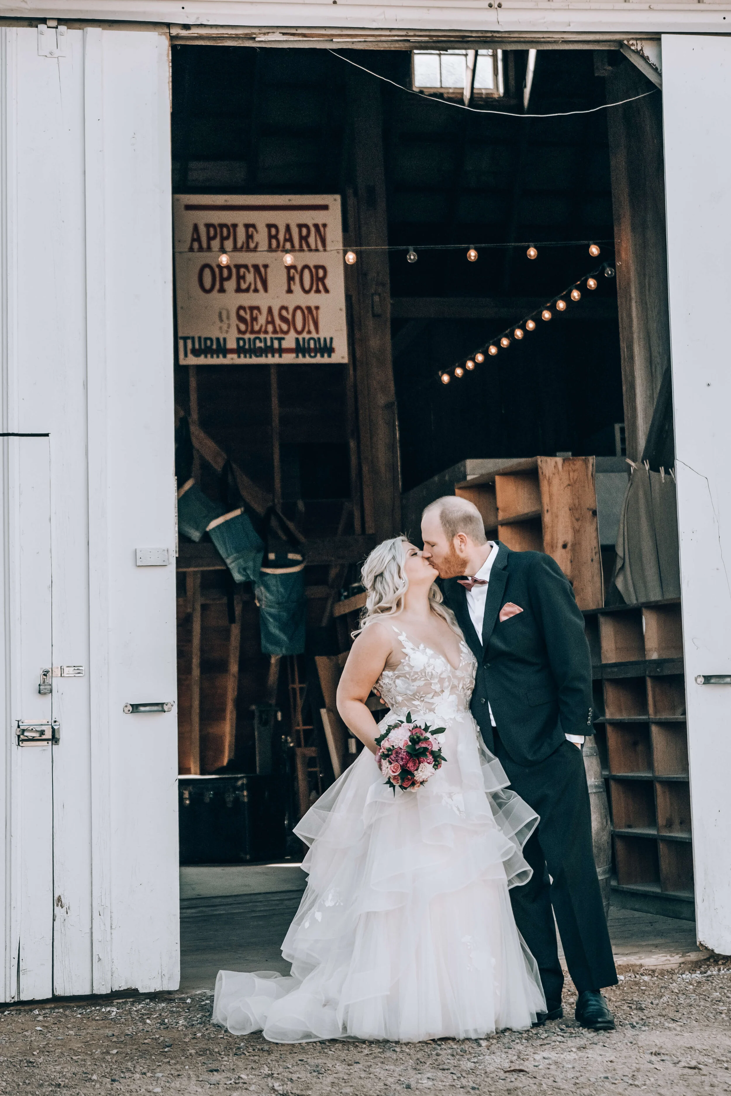 Hotel Landing_Wayzata_Minnesota_Wedding_Photography_LizNik_017.JPG
