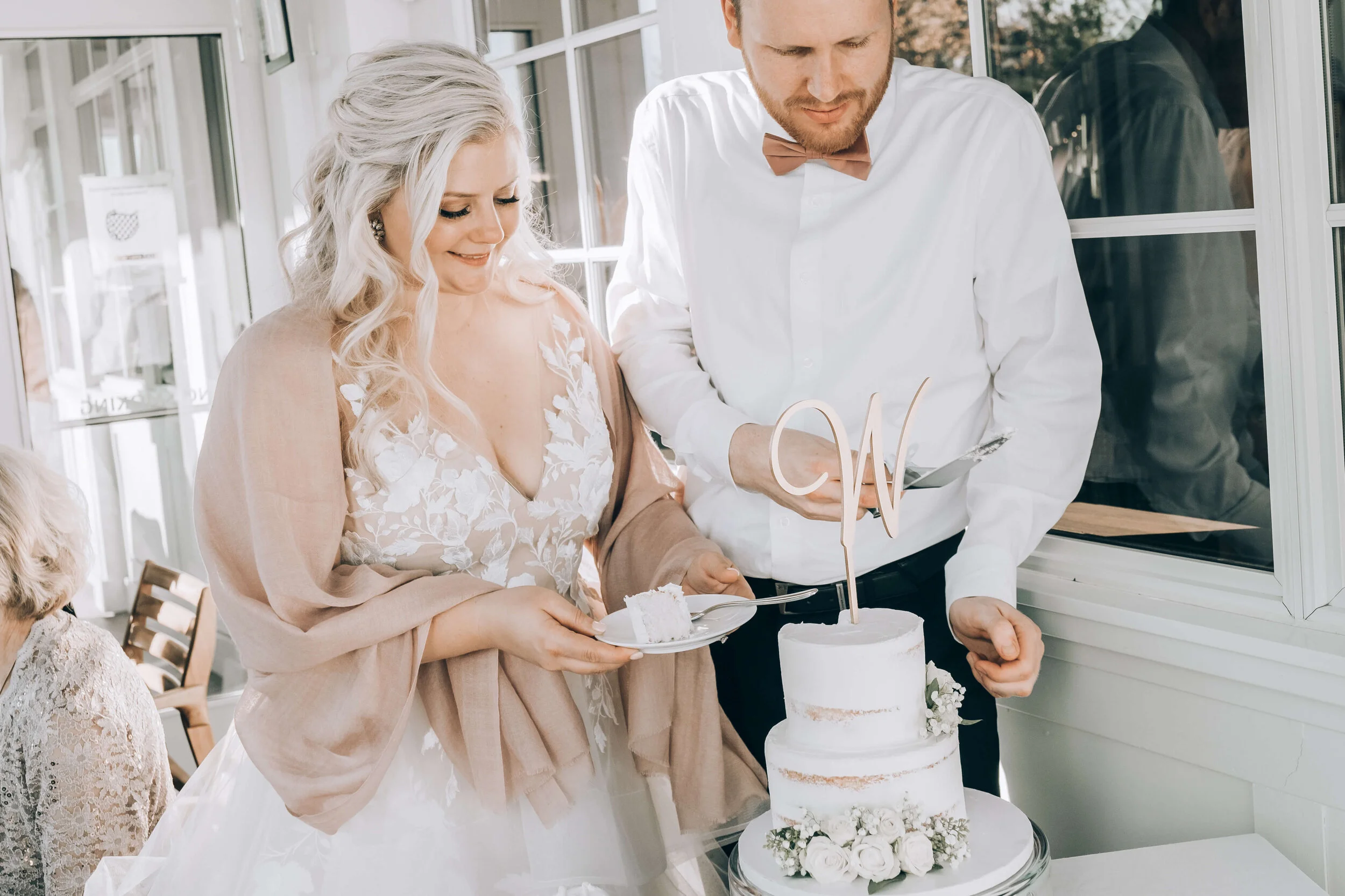 Hotel Landing_Wayzata_Minnesota_Wedding_Photography_LizNik_097.JPG