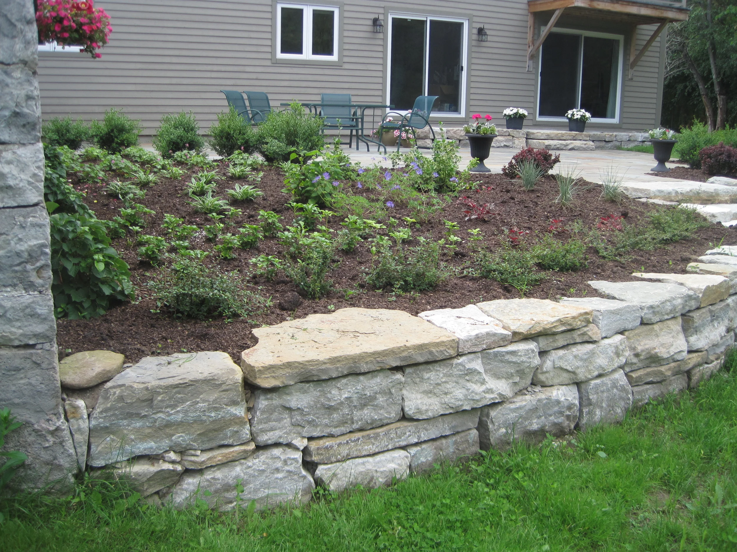 Natural stone wall using stone from Tackaberrys quarry.
