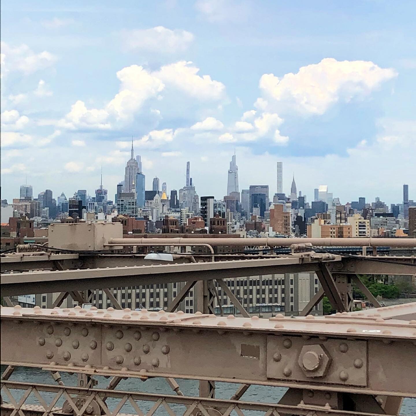 #Midtown #skyline from the #BrooklynBridge on a Sunday afternoon. #NewYorker #tourguide #takingawalk Come visit NYC and take a #Brooklyn to #Manhattan #walkingtour with me, and I&rsquo;ll show you! 🗣🗽🙌🌉🏙