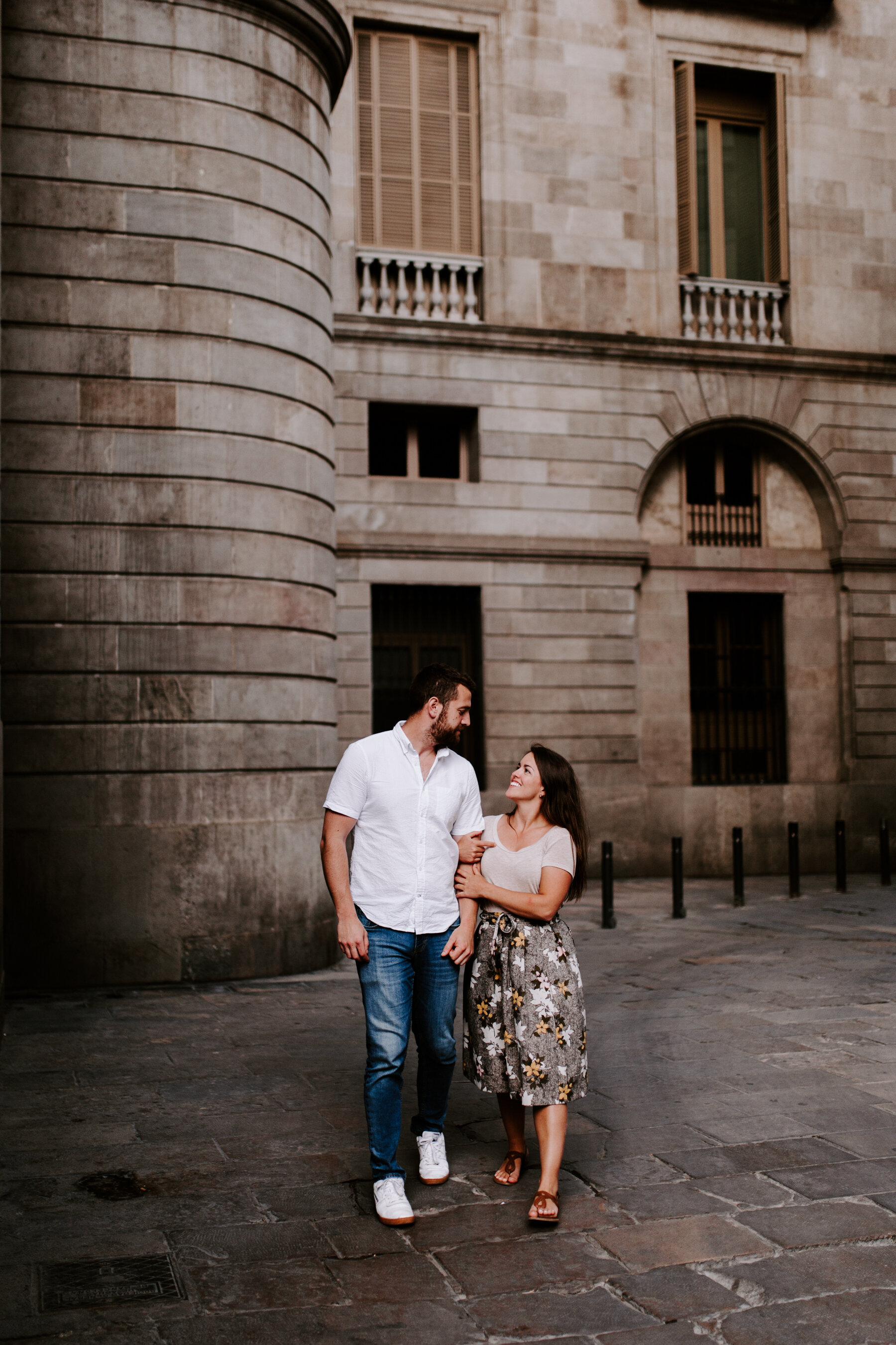 Couple's session in Barcelona's Gothic Quarter