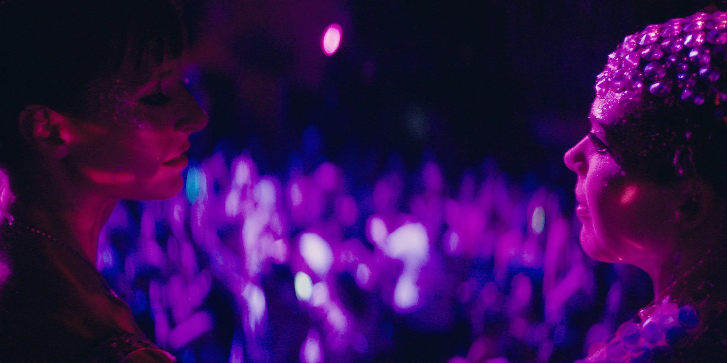 KAY_ANYA_CLUB_CROWD 2.JPG