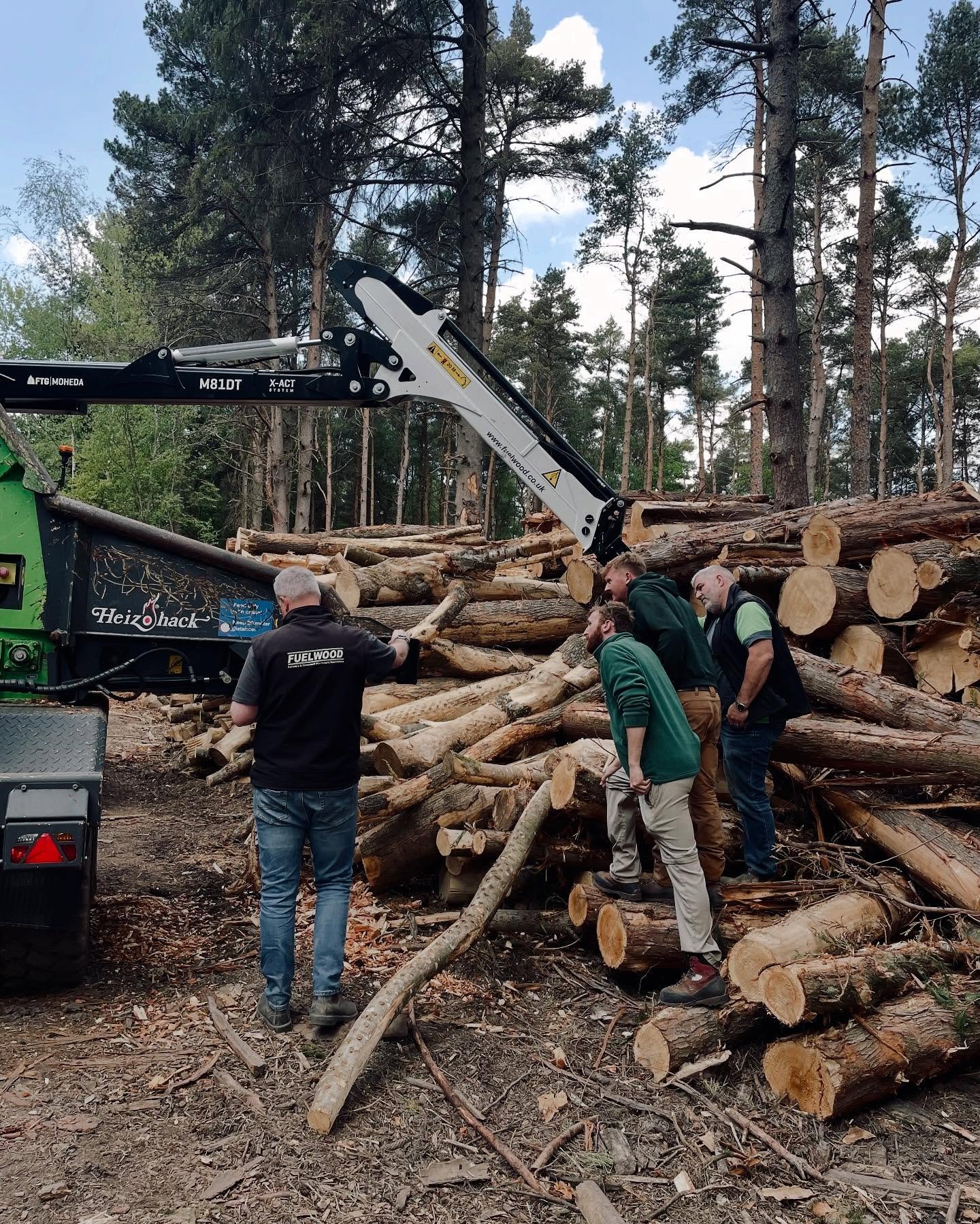 🛻Day Trippin’🛻
Today, Tom & Sam (and Jemima & Baby Juniper too!) took a trip to @fuelwoodwarwick in Warwickshire for a tour and a look at a couple of pieces of machinery acquisitions. A big thank you to Ben Billing & Peter Slaten