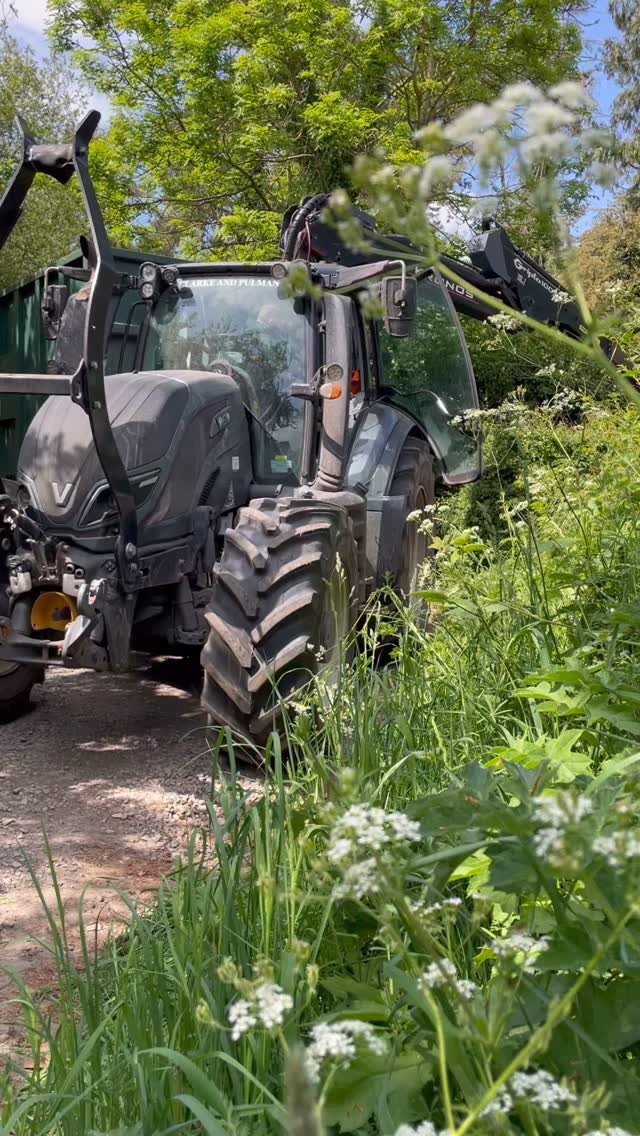 🌿🚜Move it Monday!🚜🌿
The narrow country lanes of Shropshire don’t stop us from getting that quality timber from the trickiest of places! This timber is the result of a woodland clearance job from a few months ago and today, Tom & Sam ha