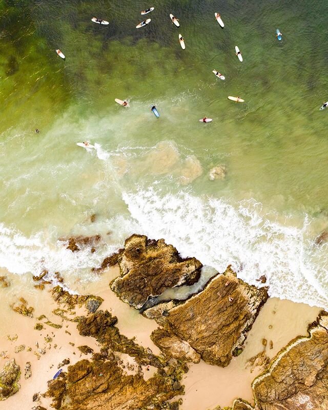 🏄🏼 🏄🏽&zwj;♀️ in #byronbay.
.
.
.

#majordeparture  #australia #surf dji #mavicpro2 #aerialphotography #drone #dronepointofview #dronestagram #dailyoverview #aerial #droneoftheday #aviewfromabove #rldrones #fromwhereidrone #djiglobal