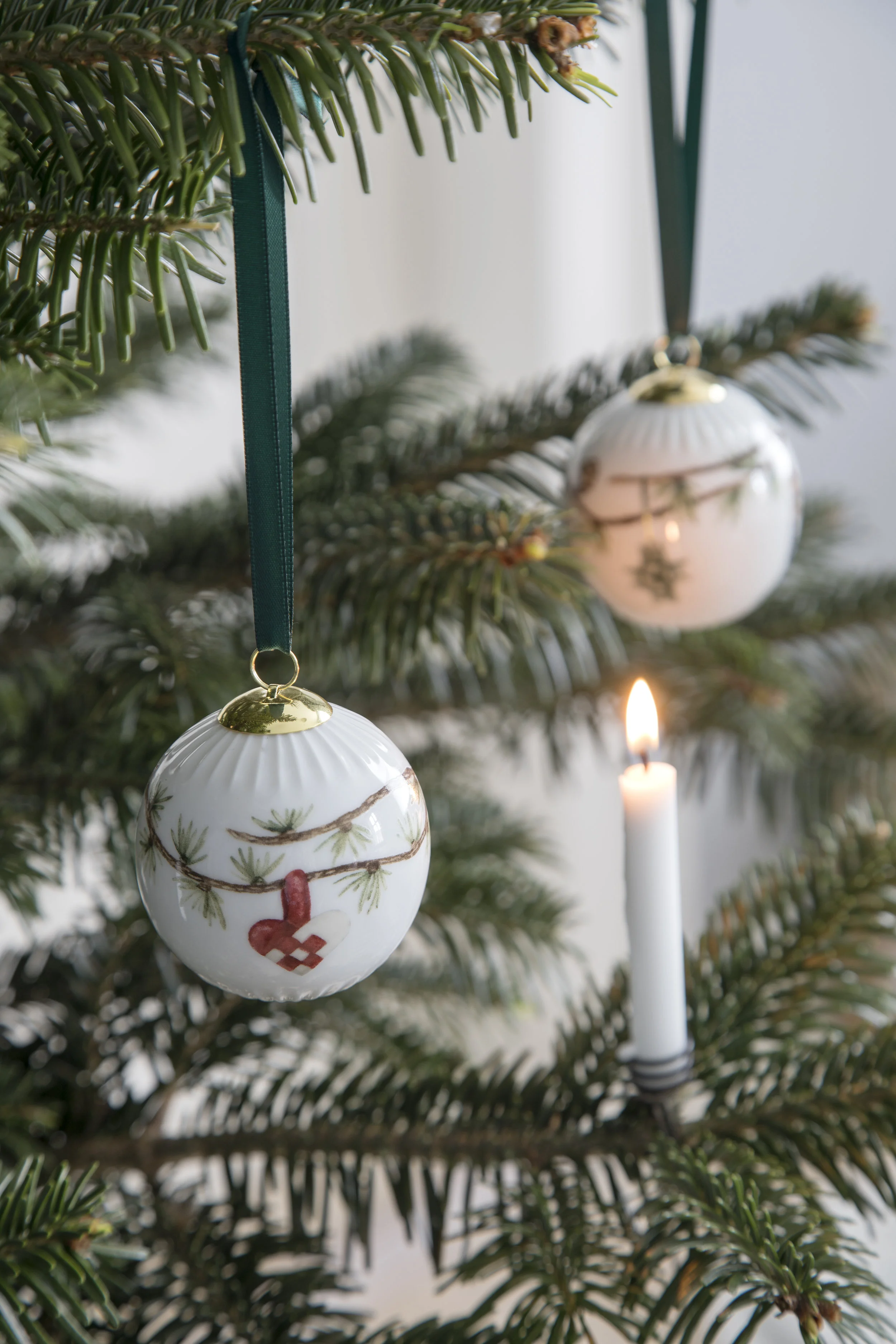 The decoration of the Christmas ornament will change every year.