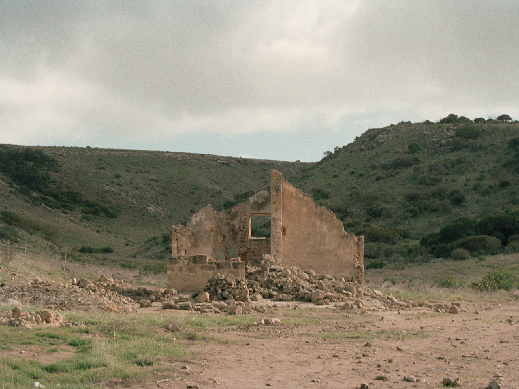    Untitled (convict yard)  &nbsp;2009  chromogenic print 100 x 135 cm 