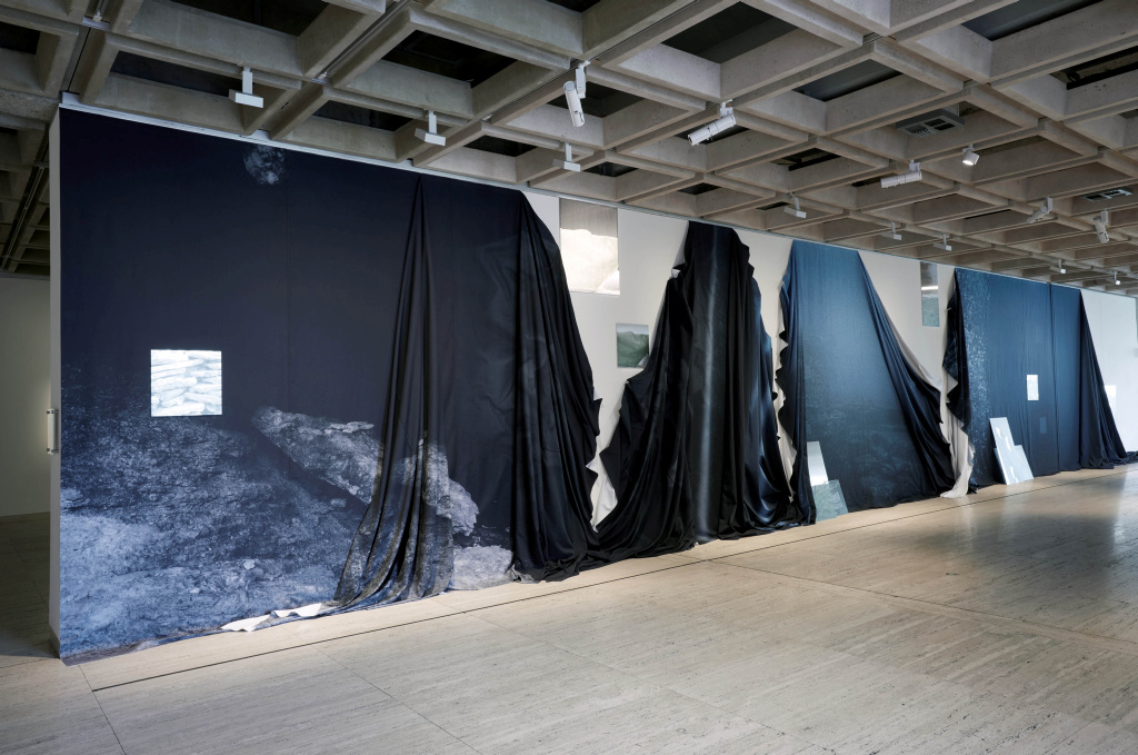    Apparent distance   2019  dye-sublimation prints on fabric and photographic prints on aluminium  340 x 850 cm, 340 x 2059 cm  installation view 