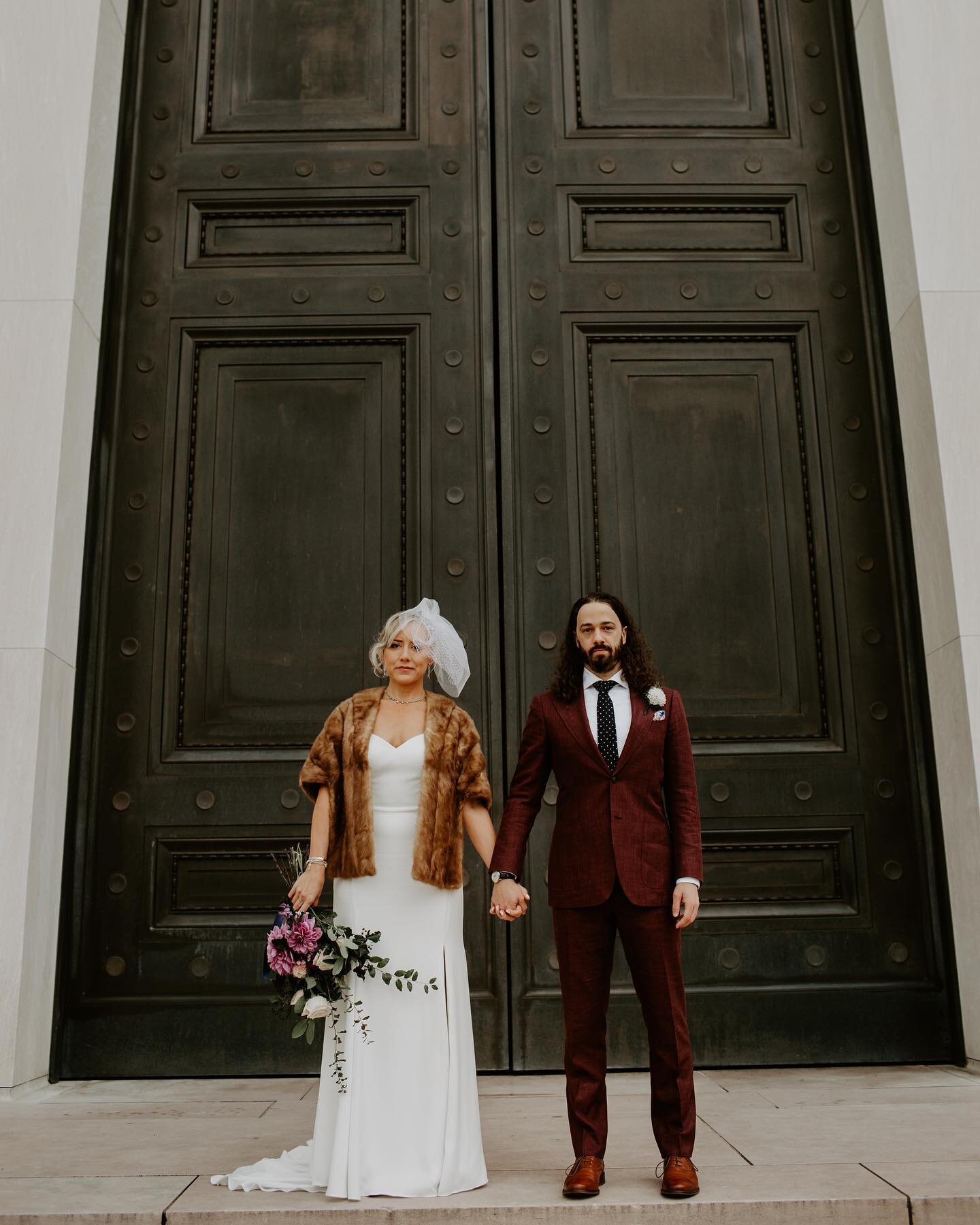 The thing I love about DC is that you always find beautiful locations to photograph in. It never gets old. 🤗😍🧡

These two were so stylish on their wedding day! We love to see it 😍