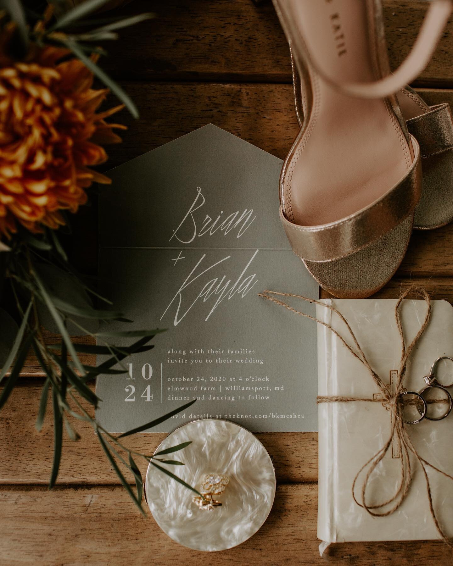 Photographing the bridal details can be a bit intimidating sometimes, because the details pretty much sets the tone for what the wedding gallery/album would look like. 😍😍✨ But with much practice, you will get the hang of it!