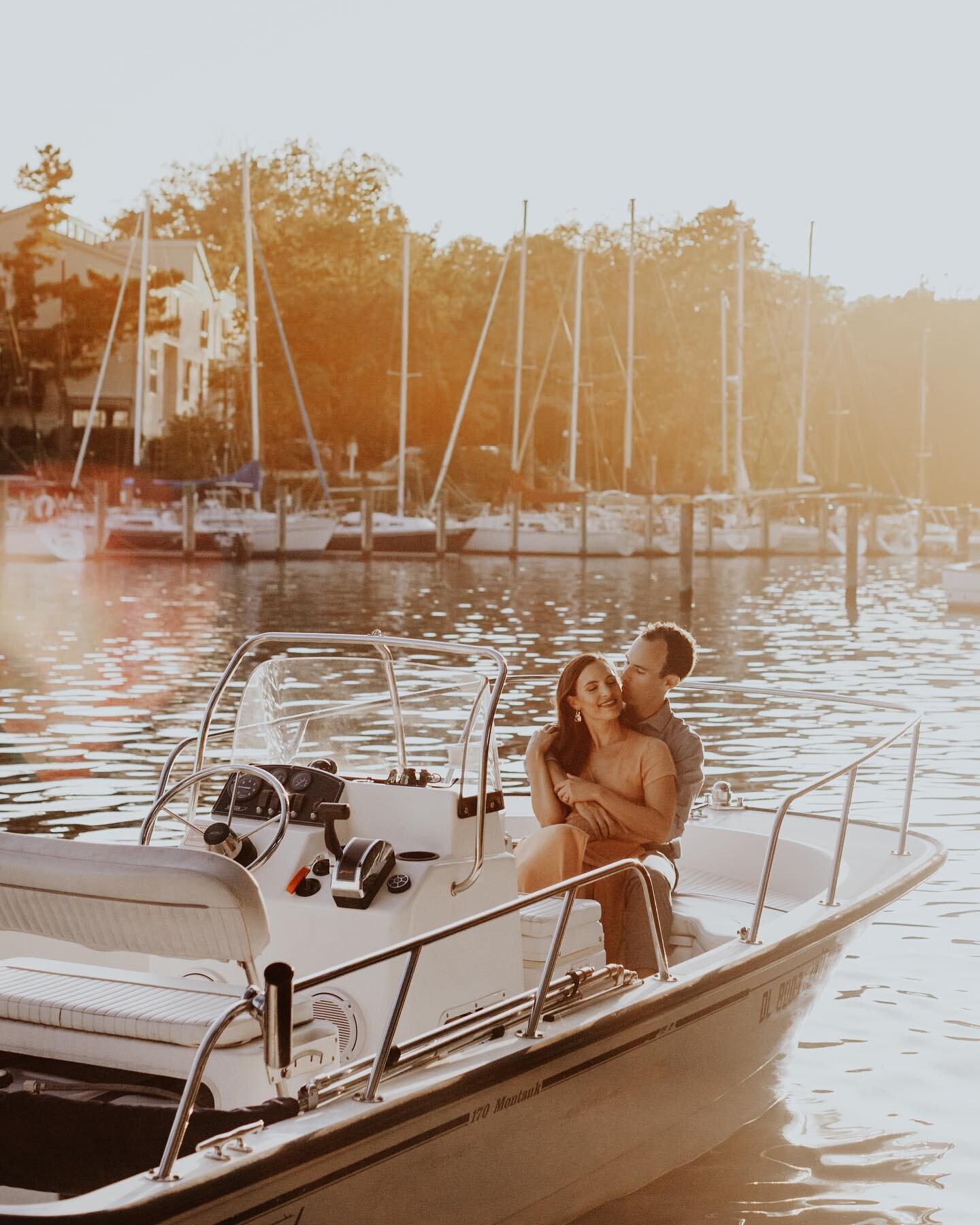 What is better than photographing a couple in love? Photographing a couple in love ON THEIR boat!!!!
This was a very fun and amazing session. 😍😍
Adapting to any and every situation for the 'perfect shot' is part of the job description of a photogra