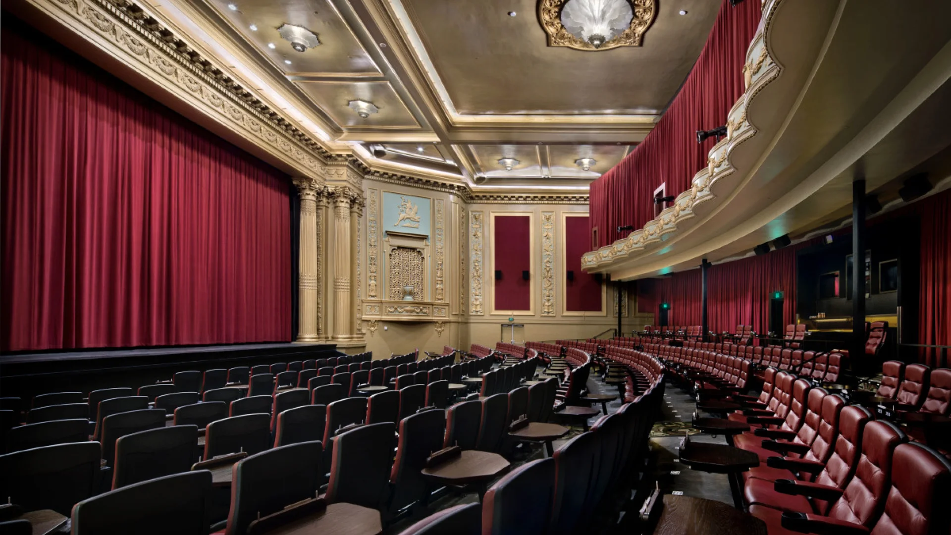 театральный интерьер. помещение в театре. концертный зал в китае. современный актовый зал. помещение в театре.
