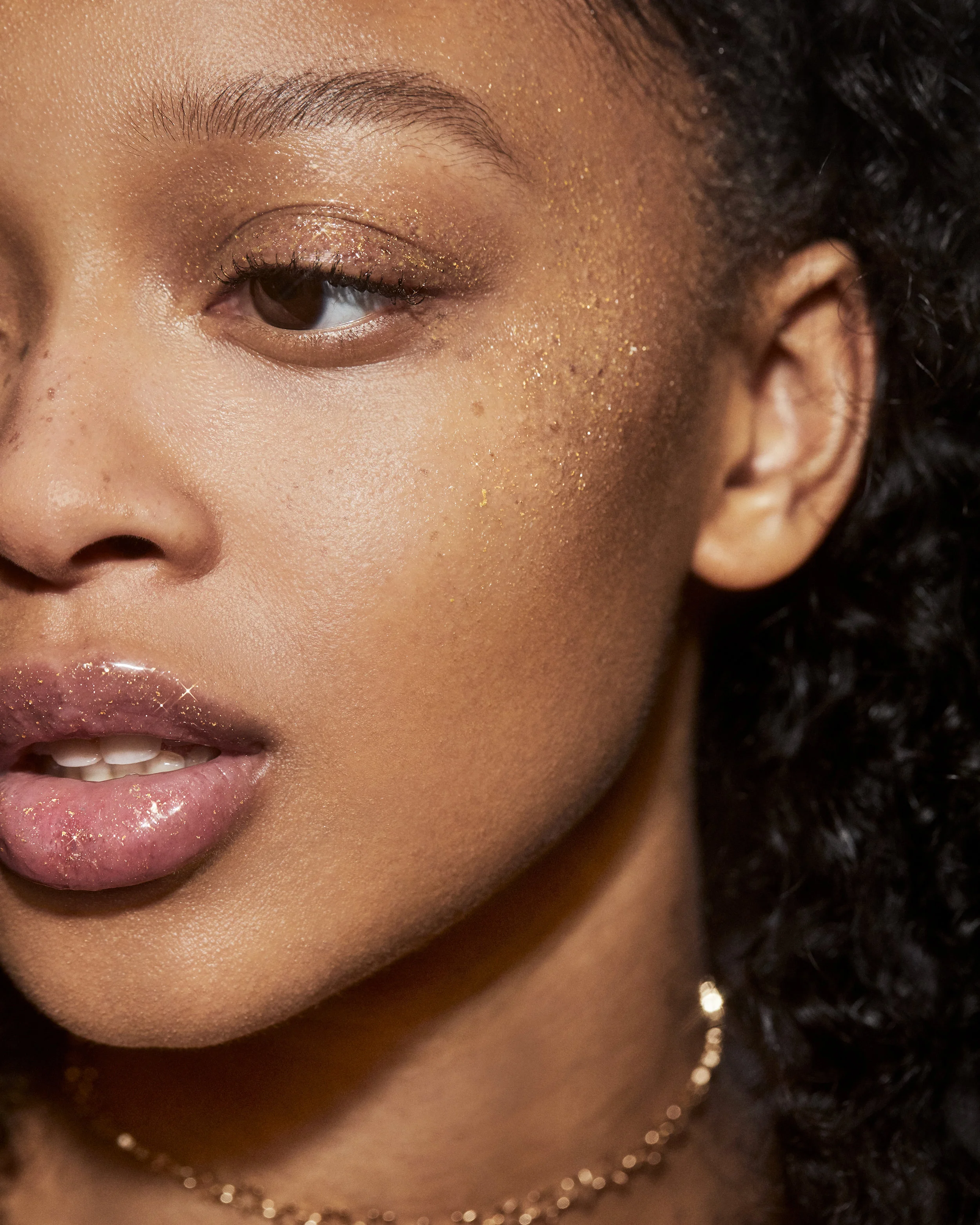FACEGLOSS_GOLD_ANAJAH_077_v2.jpg