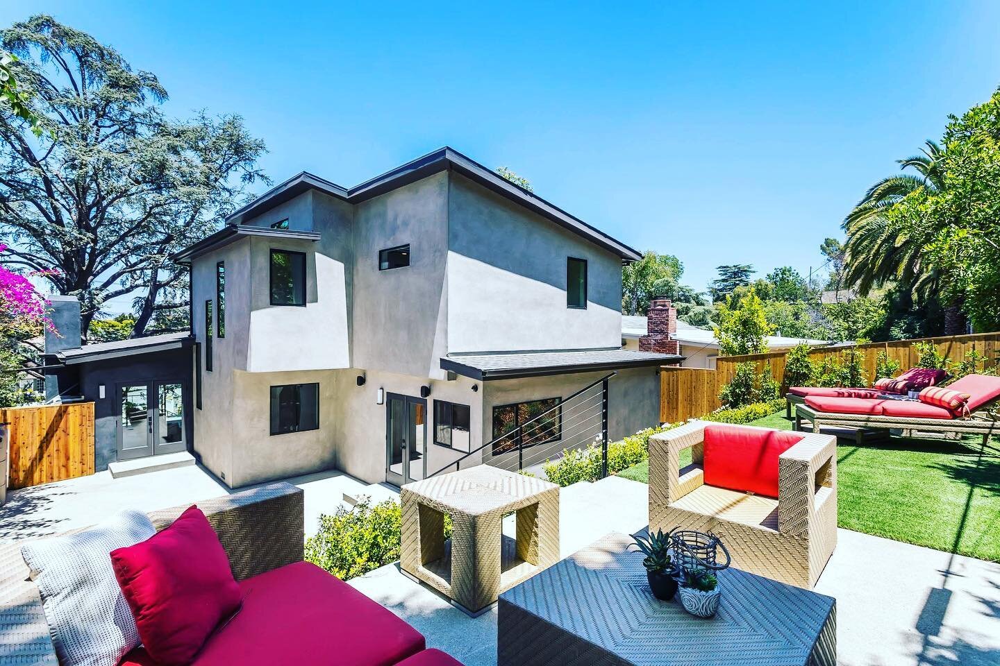 Angled roofs provide plenty of opportunities to bring in natural light with clerestory windows. 📐 . Photos by Daniel Dahler.
#danieldahlerphotography #midcenturymodern #modernarchitecture #angledroofline