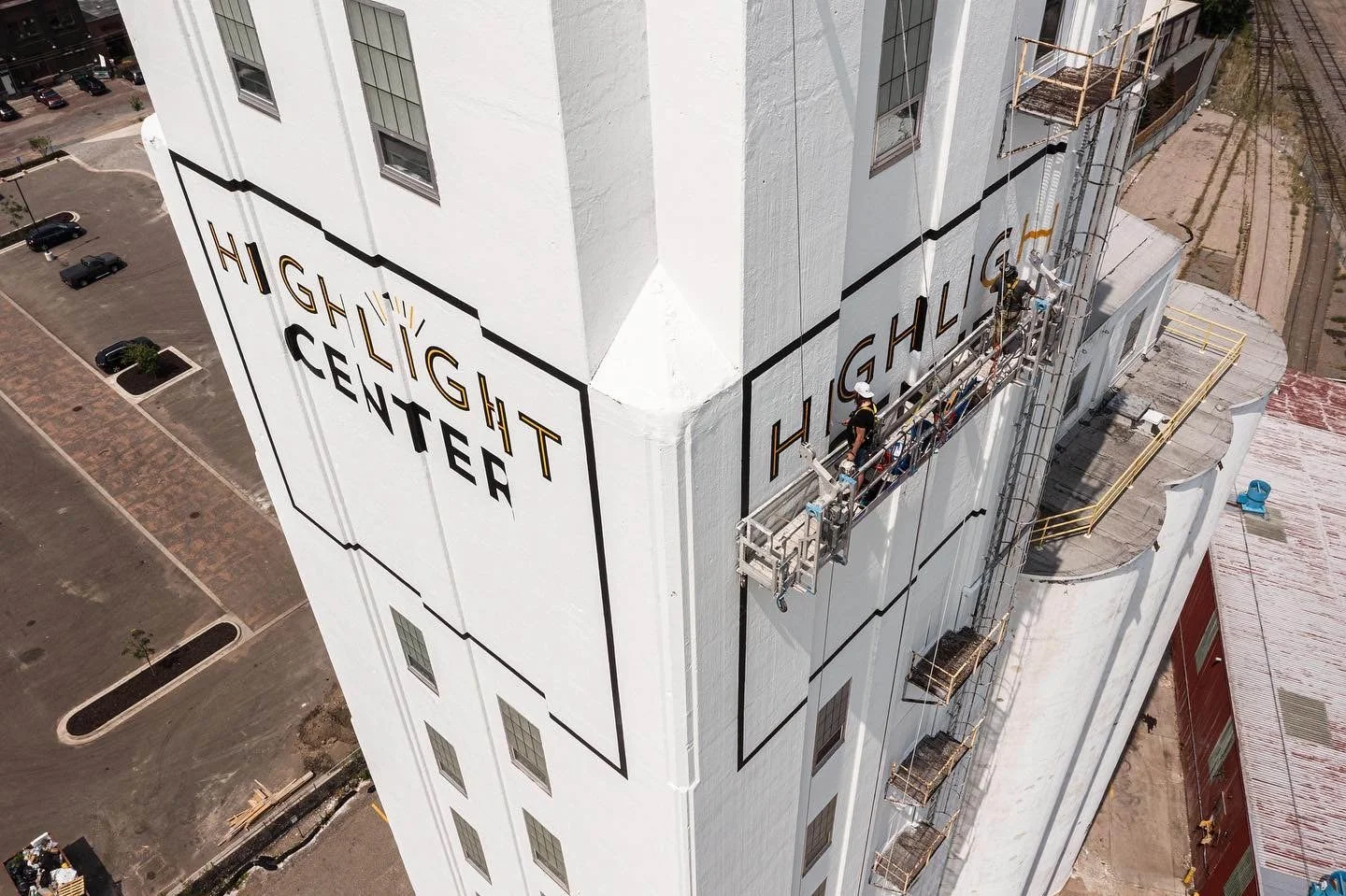 hignlight-center-minneapolis-sign-large-scale-sign-painting-swing-stage-2.jpg