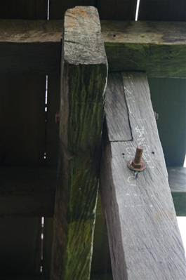 Showing beam bolted to post using screws, the correct way to attach beams