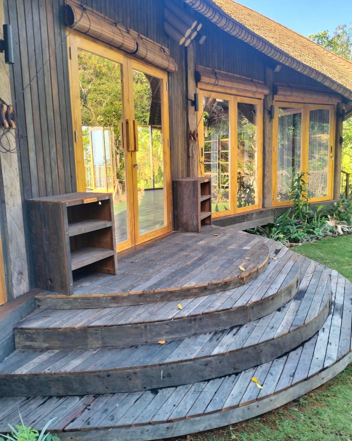 A warm welcome, the reclaimed way.
These curved steps and deck were crafted using 100% recycled Ulin wood, giving this tropical space timeless character and durability. At Kaltimber, every grain tells a story &mdash; of old structures reborn into bea