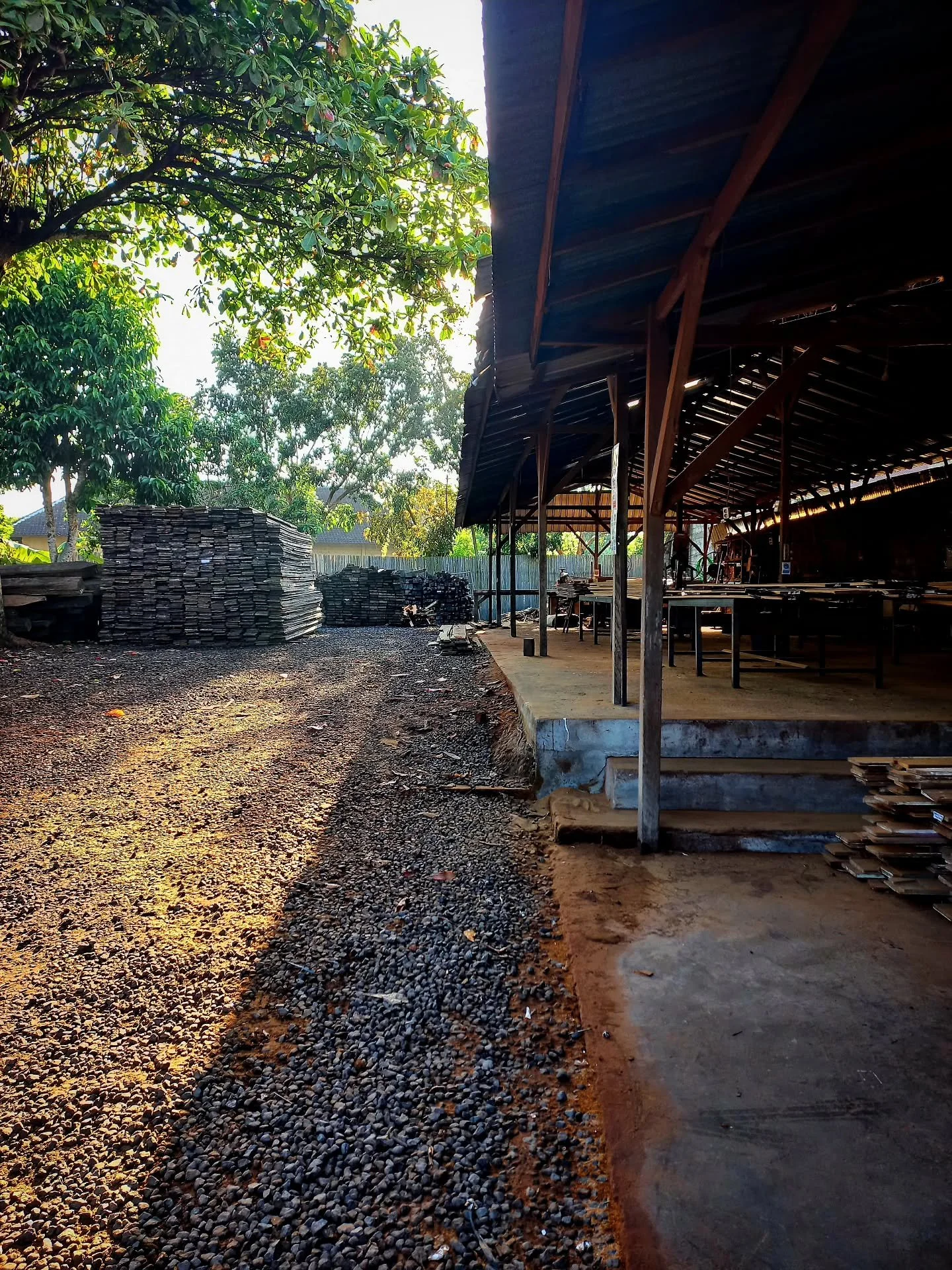 ✨ Golden hour at the factory ✨
When the machines rest and the day&rsquo;s work is done, the whole place slows down. The reclaimed wood wonders we&rsquo;ve crafted during the day stand quietly, while the evening light paints everything in warm tones. 