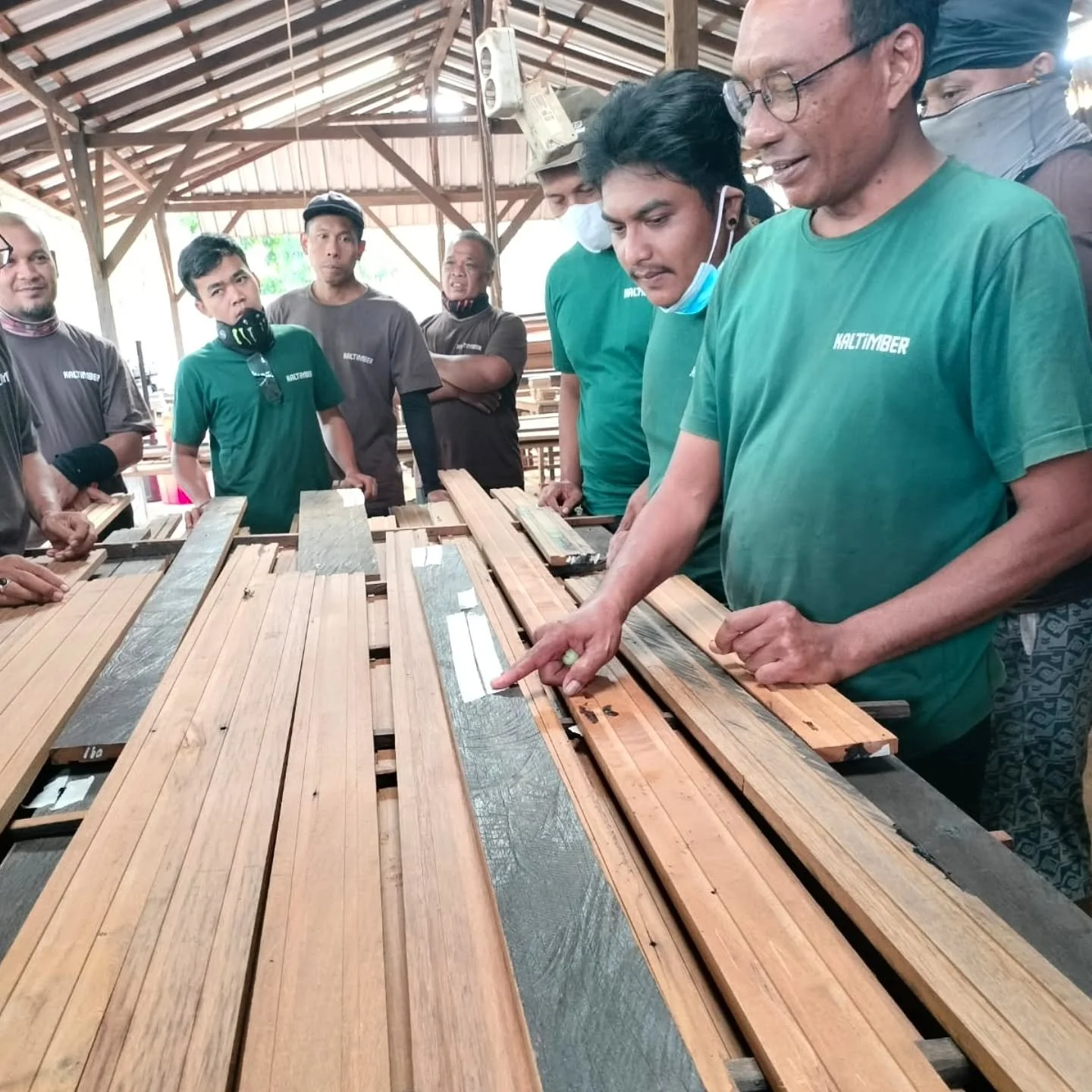 Learning never stops at Kaltimber 🌿
Today our team is deep in training, experimenting with different finishing variations on reclaimed ironwood. From smooth to textured, natural tones to richer hues &mdash; every detail matters when giving second li