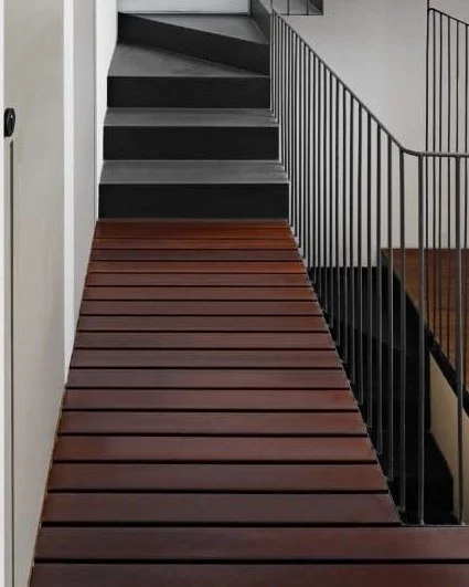 Not all indoor floors are meant to behave like floors.
In this project, the architect chose decking indoors&mdash;bringing breathability, visual lightness, and a natural rhythm to a staircase that connects spaces rather than separating them.

In trop