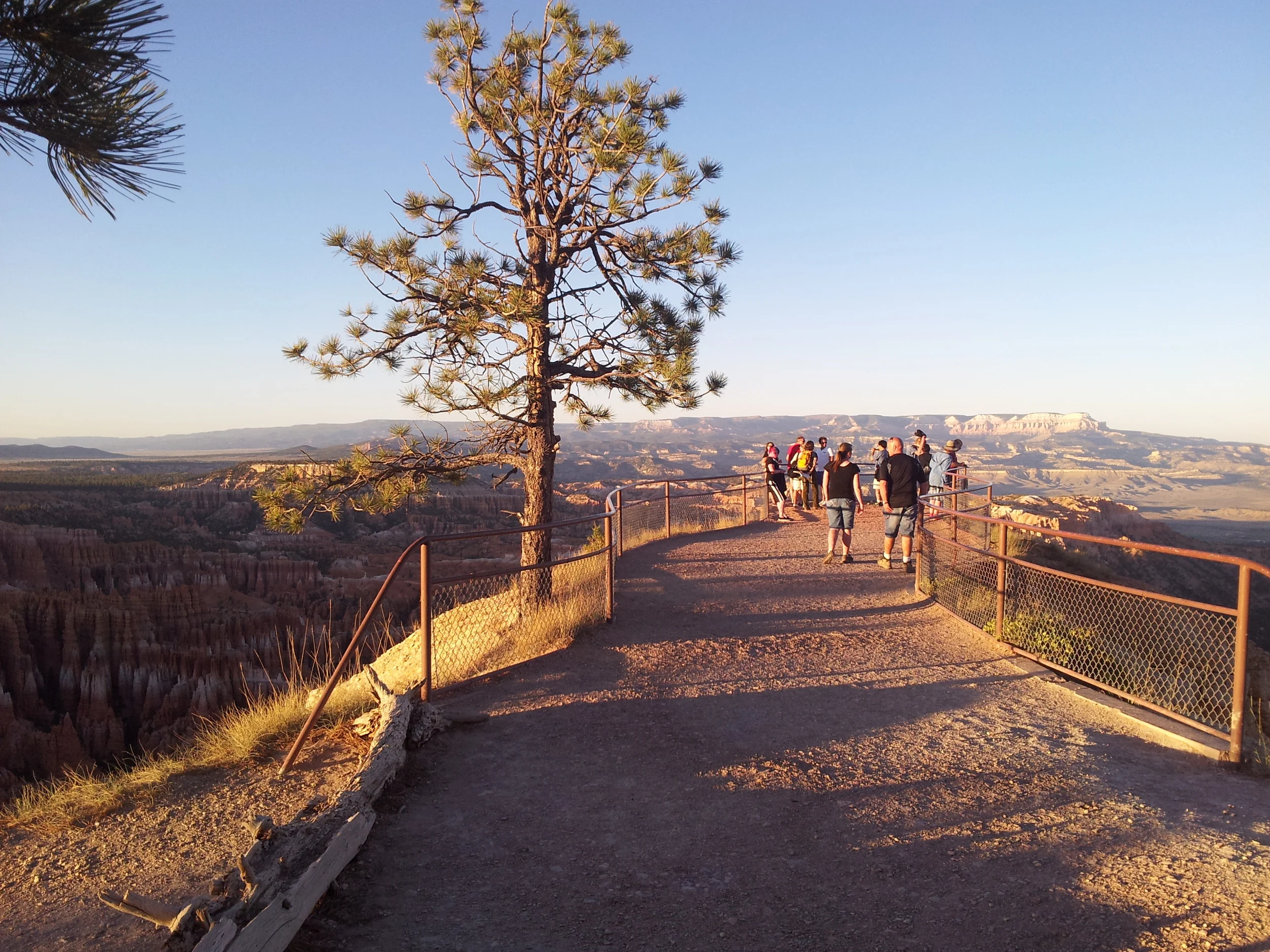 The path leading up to Sunset point overlook