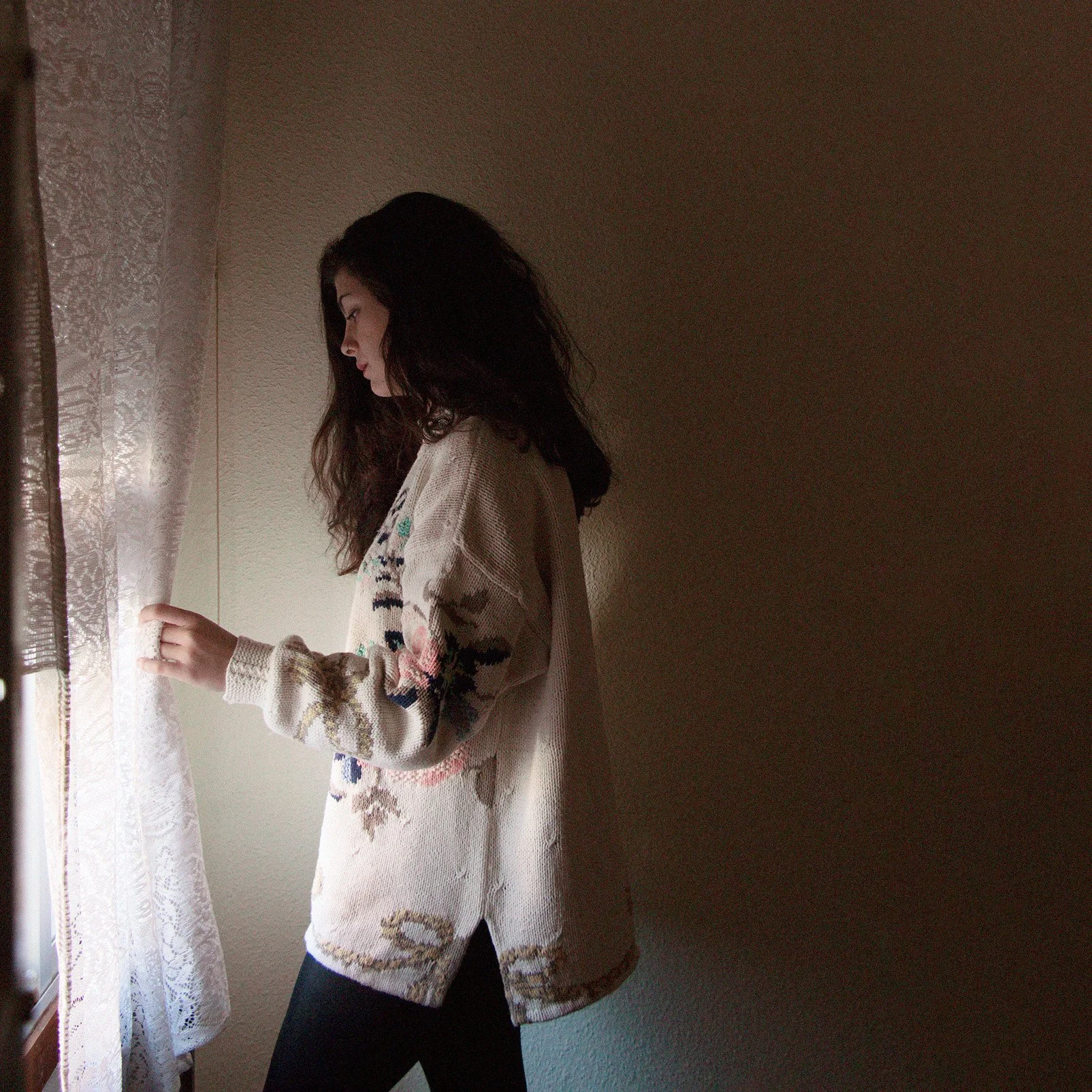 Mujer mirando por la ventana.jpg