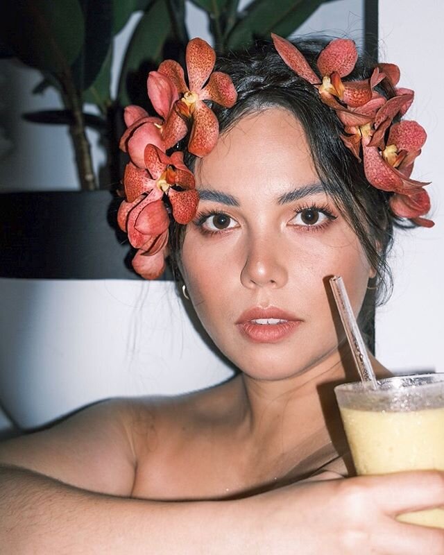 You know you&rsquo;re really missing dressing up and going out, when a night in with frozen mango-pineapple cocktails and an abundance of orchids in the house turns into a late-night impromptu photoshoot 🙈⁣
⁣
But that&rsquo;s kind of the thing with 