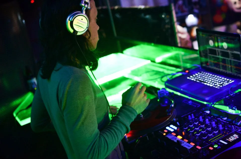 For over a decade, Manitous has been stealthily traversing the west coast underground and beyond, strategically opening giant wormholes in the space-time continuum. A child of disparate worlds and a man of environmental extremes, Manitous is the pro…