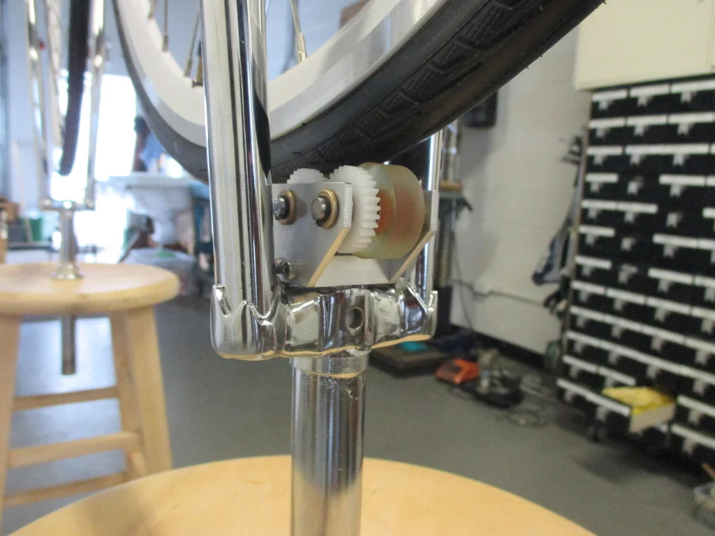  Rubber roller and gear assembly.&nbsp; 