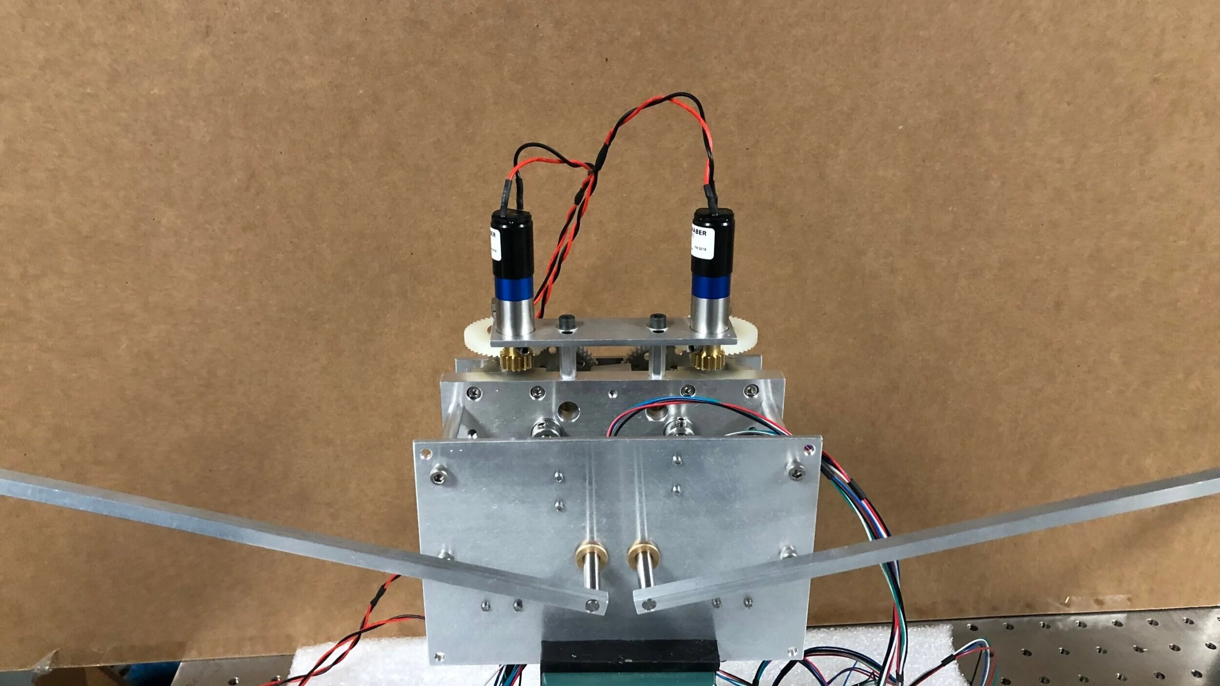  Dual arm mechanism. Front view 