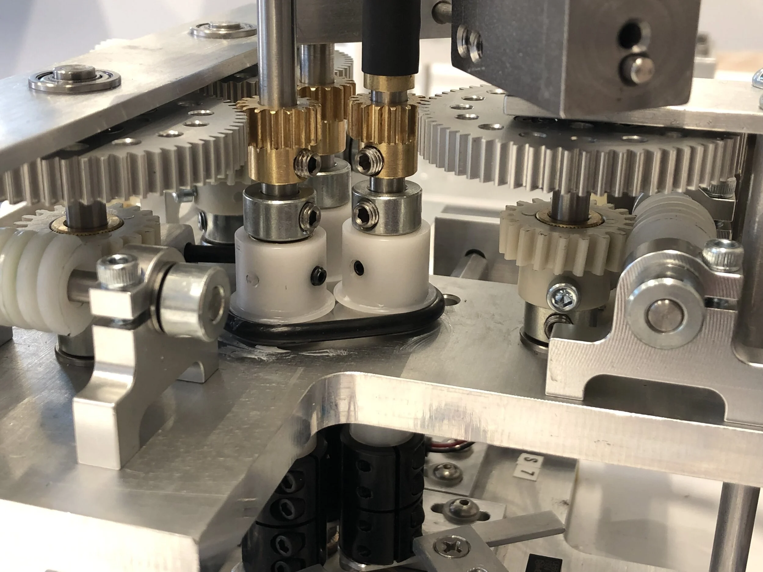  Detail: Three arm mechanism 