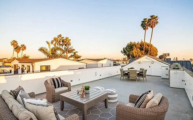 3827a180b32cea8b69cb302840eec0b0-uncropped_scaled_within_1536_1152 copy.jpg