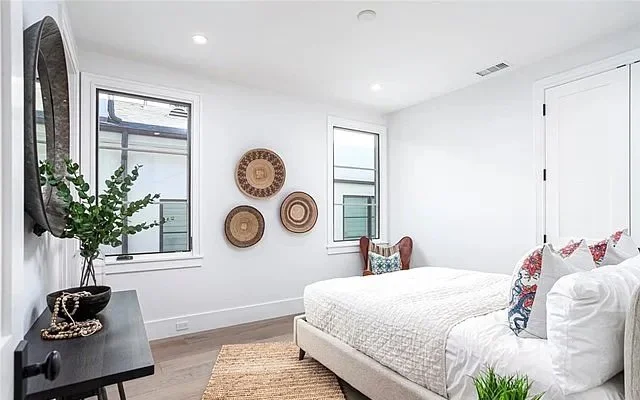 ac435d80a5a3a6185db81e09644b824a-uncropped_scaled_within_1536_1152 copy.jpg