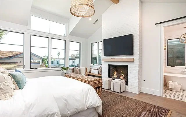 c2c758244ffcb1366830d0282a5c746b-uncropped_scaled_within_1536_1152 copy.jpg