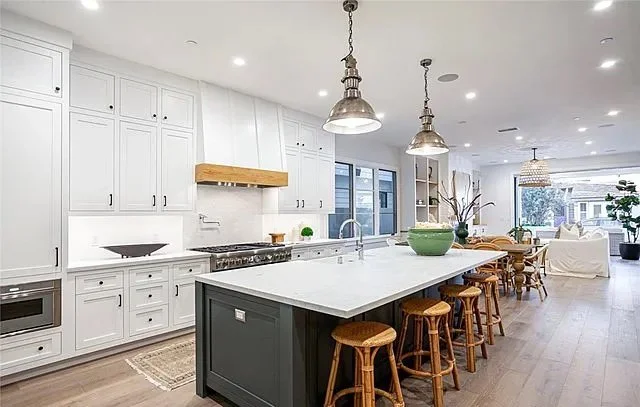 df8ead38917549d1557f6dc8c88eae1c-uncropped_scaled_within_1536_1152 copy.jpg