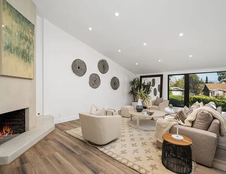 43ce40fdf88bd8d4a20e7a4ca78a0d0b-cc_ft_768 copy.jpg