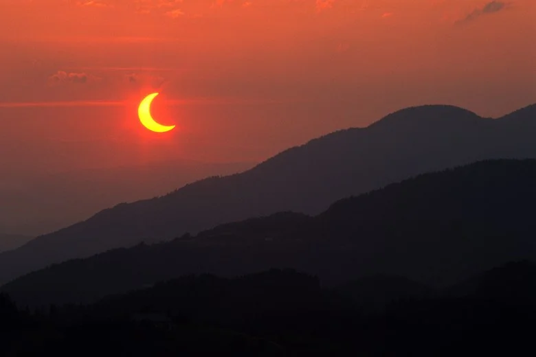 00-lede-eclipse.jpg