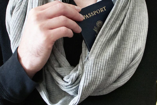 Have scarf, will travel (without losing anything)