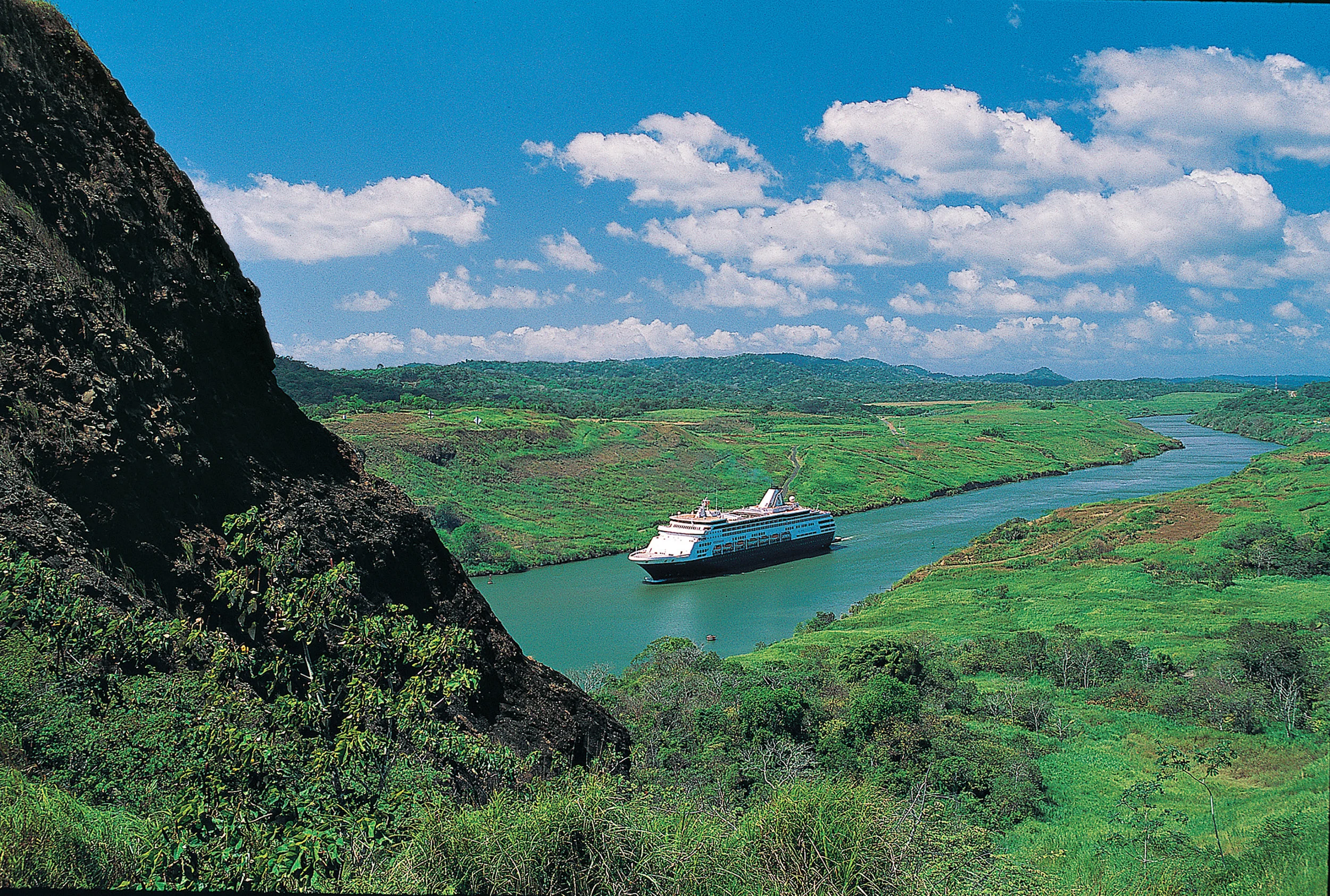 HAL_S-class_PanamaCanal_cc.jpg