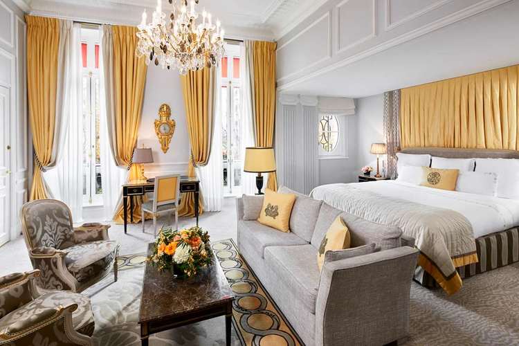 Hotel-Plaza-Athenee-classic-junior-suite-prestige.jpg