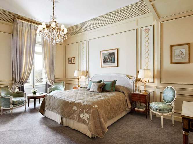 Le-Meurice-executive-suite.jpg